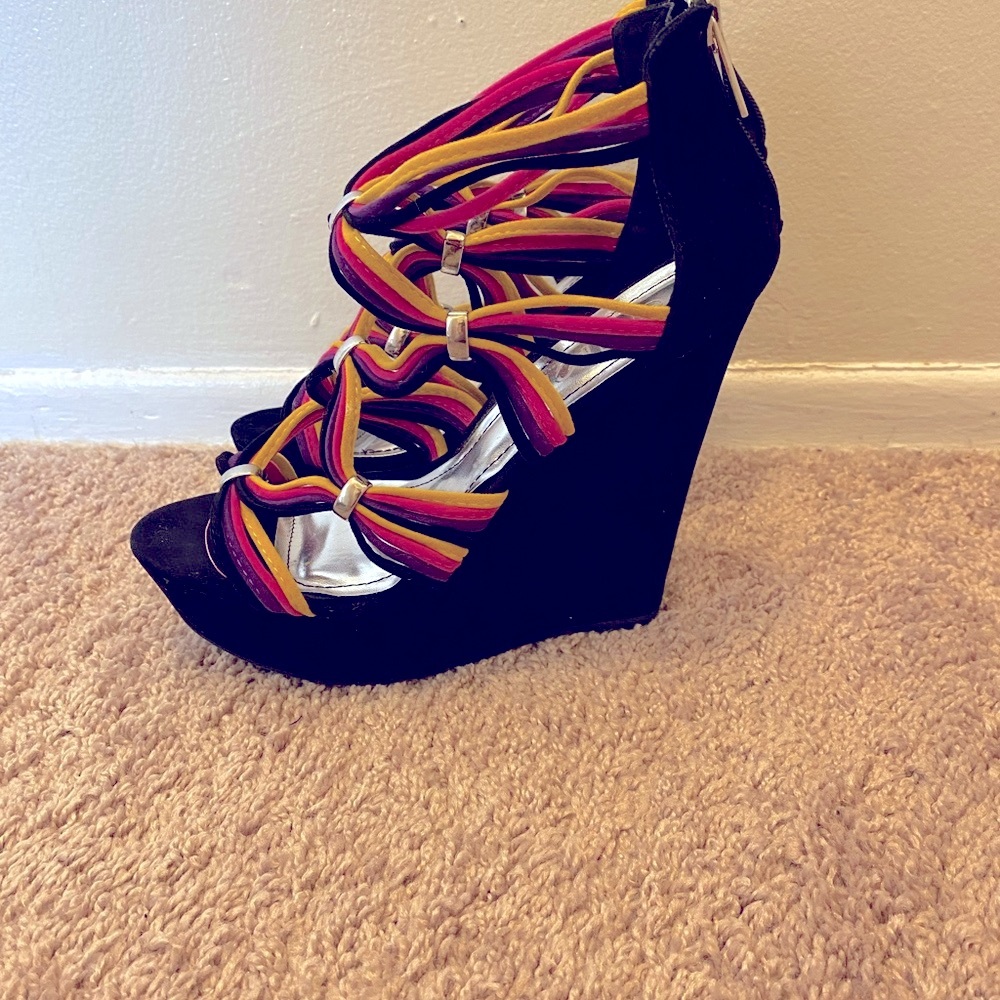 Multi Colored Strappy Blk Wedges NIB with Silver accents & back zipper - Picture 4 of 11
